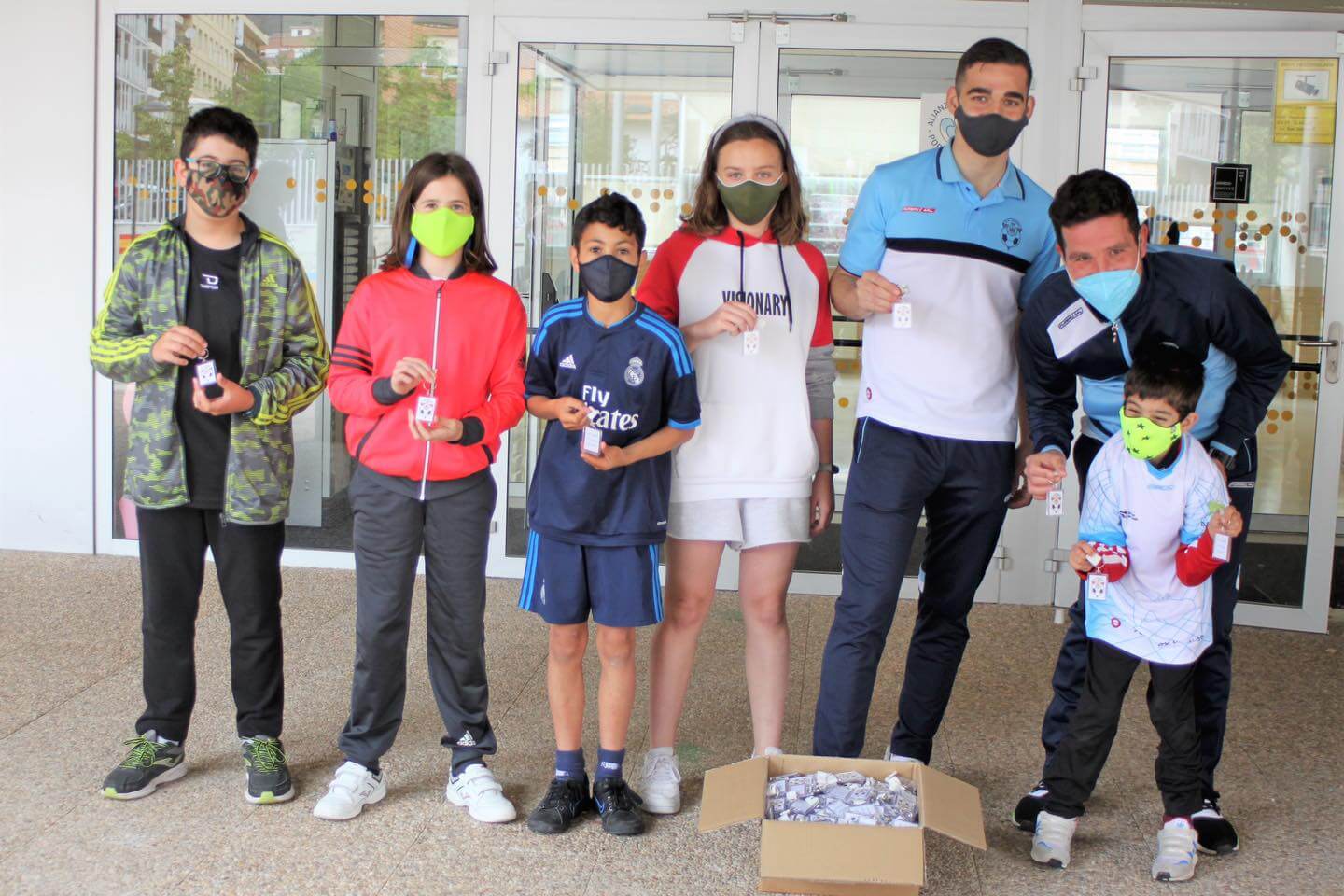 Lee más sobre el artículo El CD Arnedo apoya a la asociación Super Manuel Gnao-1 con llaveros realizados por alumnos del colegio ‘La Estación’