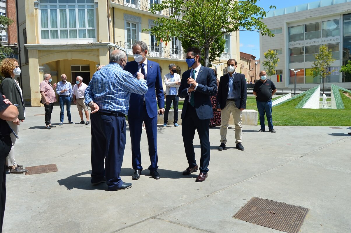 Lee más sobre el artículo Zapatero apela a la unidad, que es «lo que debemos a las víctimas del terrorismo», en la presentación del libro del 25 aniversario del atentado de ETA contra la casa-cuartel de la Guardia Civil de Arnedo