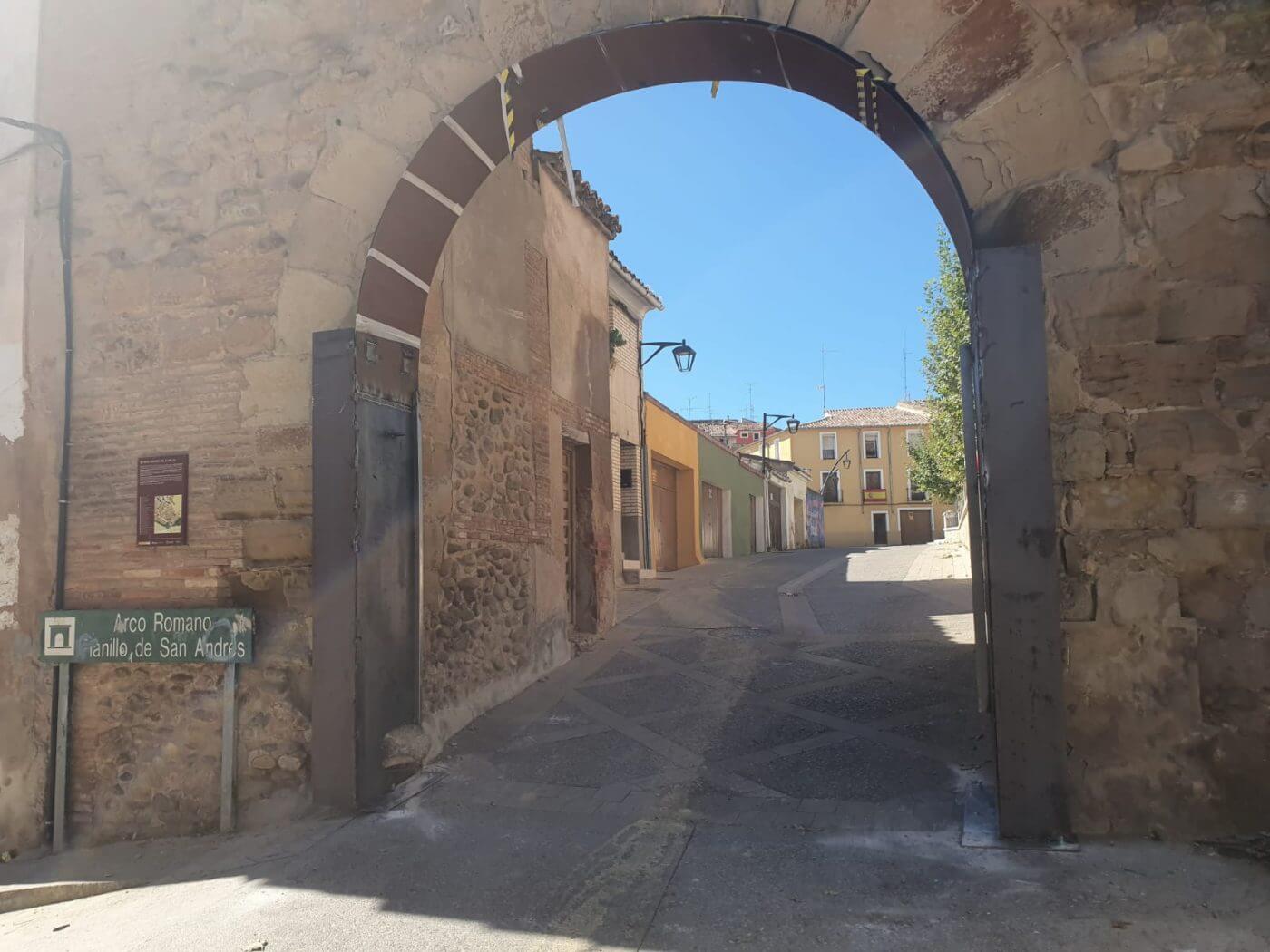 Lee más sobre el artículo Reabierto el tráfico en el arco del Planillo de San Andrés, en Calahorra, aunque continúan los trabajos de protección de la estructura