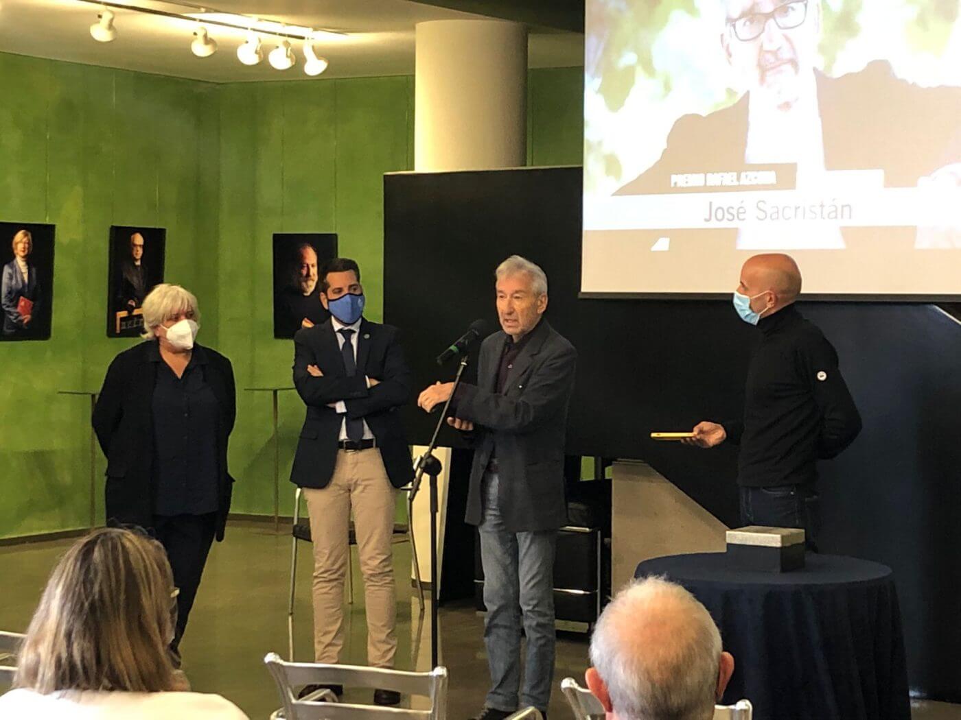 Lee más sobre el artículo El actor José Sacristán recoge el Premio Rafael Azcona del ‘Octubre Corto’ y deja su huella en el Bulevar del Calzado