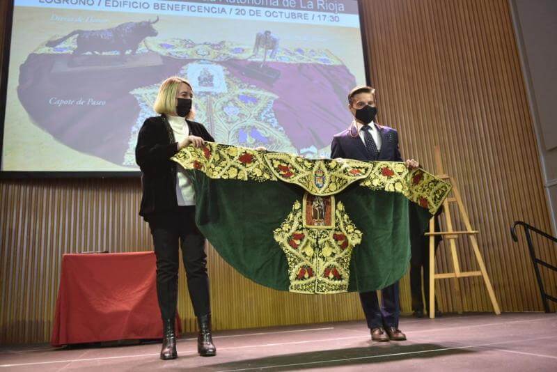 Lee más sobre el artículo El diestro arnedano Diego Urdiales recibe el Capote de Paseo de la Comunidad Autónoma de La Rioja 2019