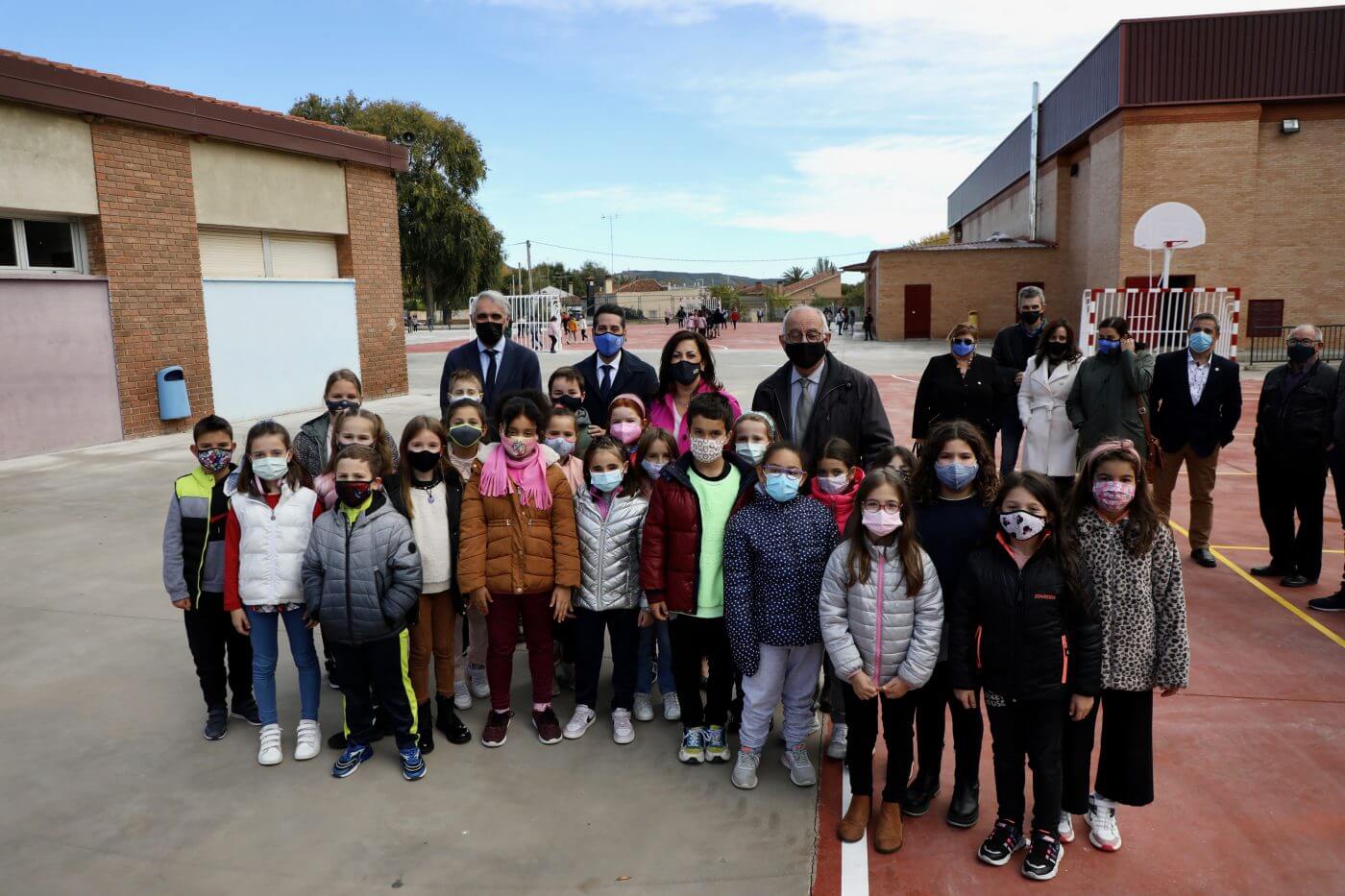 Lee más sobre el artículo La presidenta Andreu visita la reforma de los patios del colegio ‘Antonio Delgado Calvete’ de Arnedo