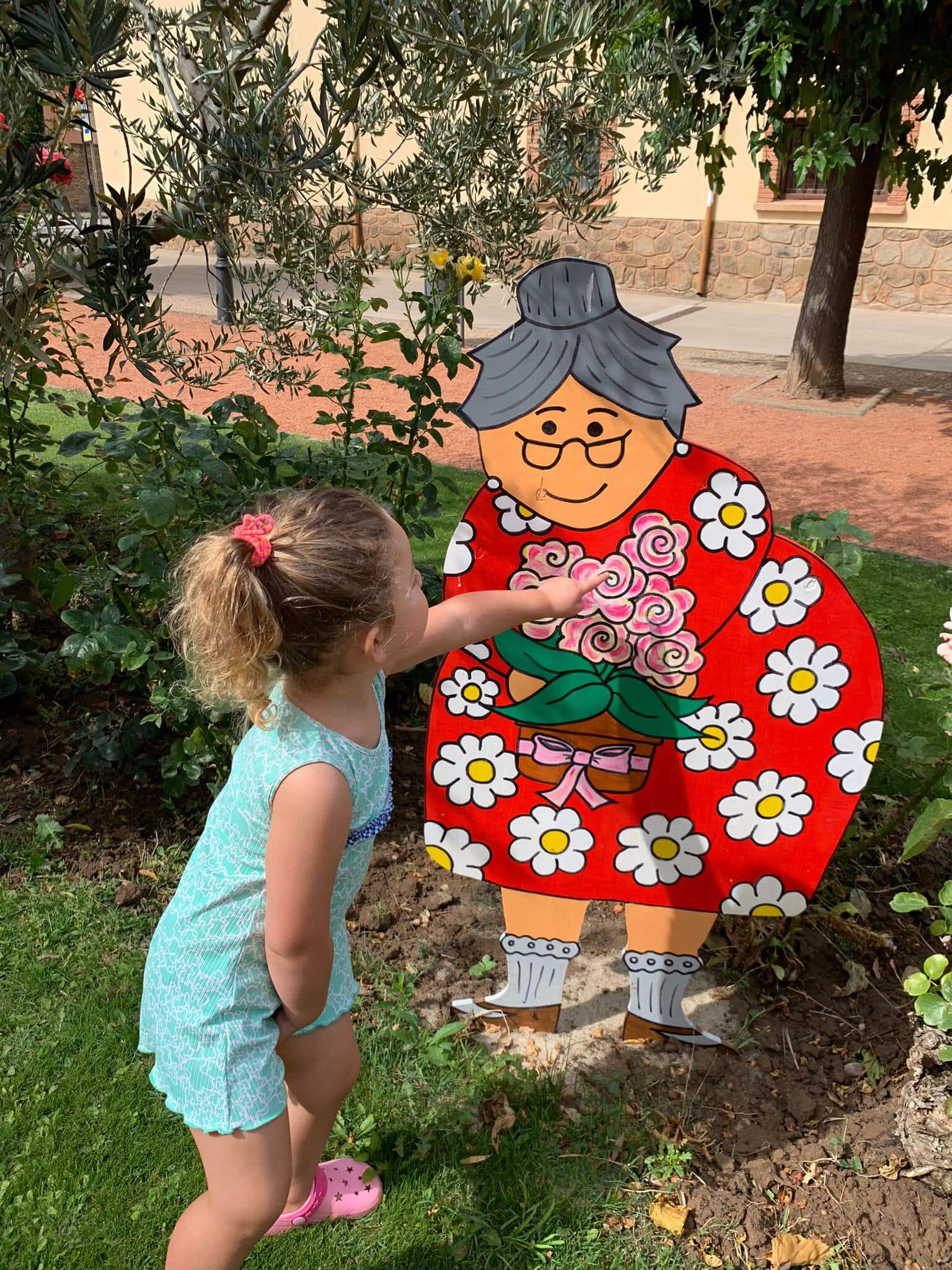 Lee más sobre el artículo Herce pide que devuelvan la figura de ‘Tomasa’, robada del «Jardín Encantado» del municipio