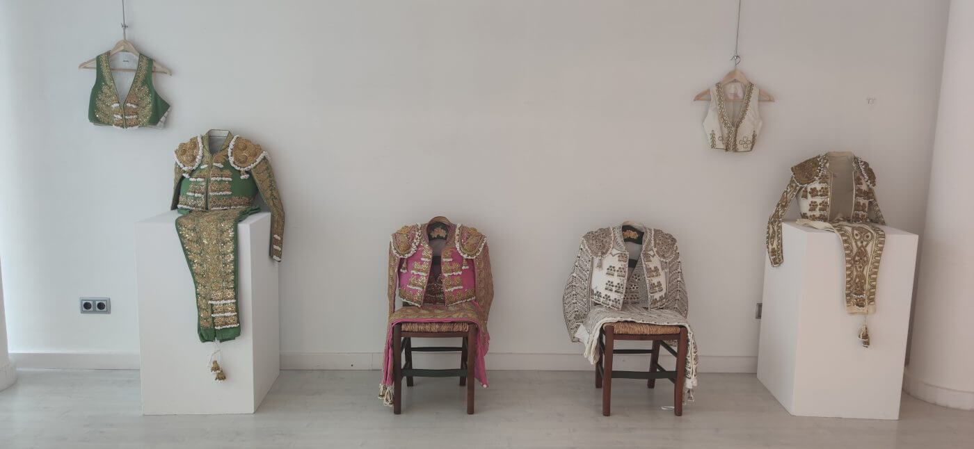 Lee más sobre el artículo El Centro Fundación Cajarioja de Arnedo acogerá del 5 al 23 de marzo una exposición de trajes de torear y vestidos de luces