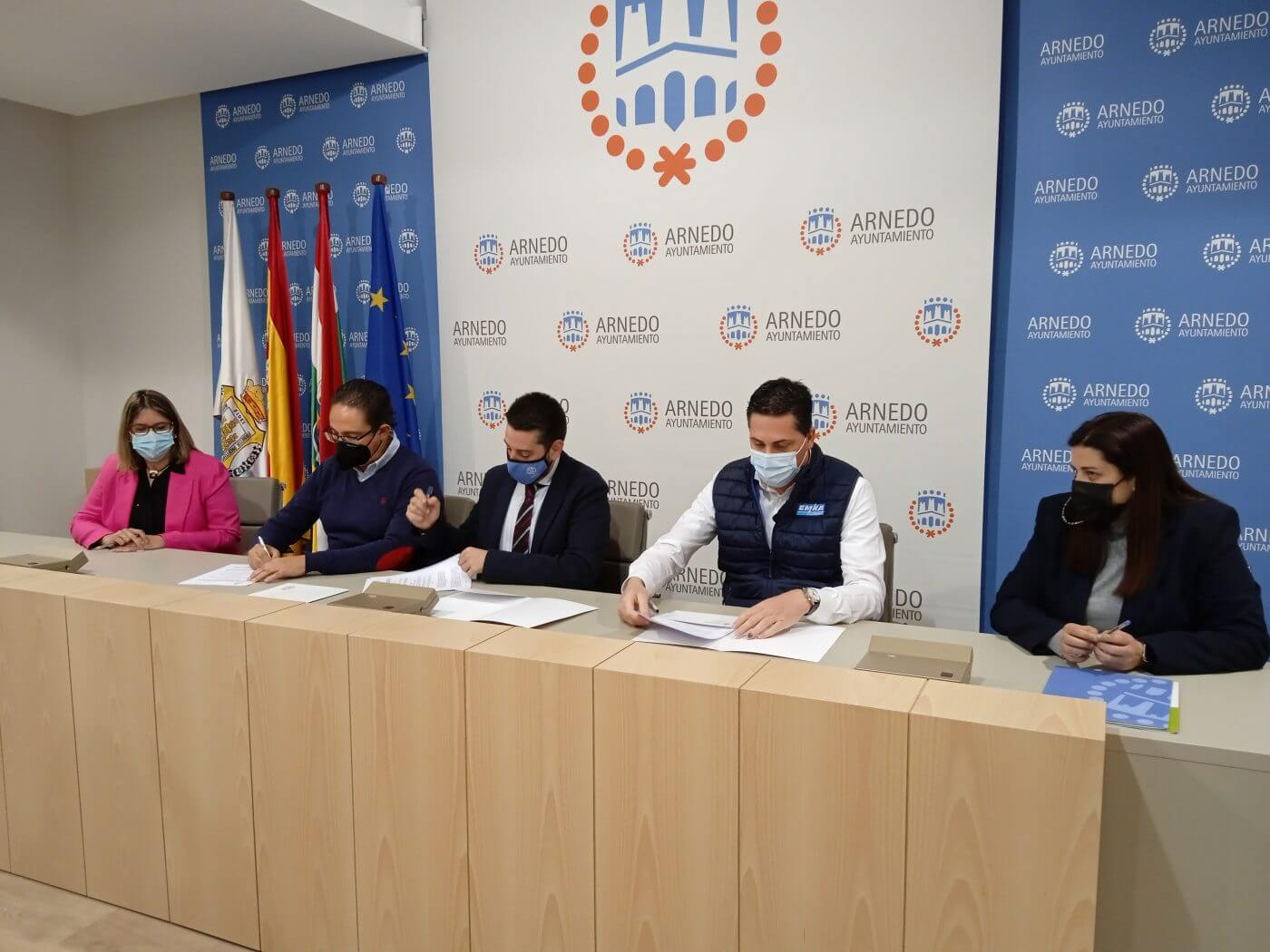 Lee más sobre el artículo El ayuntamiento de Arnedo y EMKA firman un convenio para fomentar la igualdad de oportunidades de todos los niños y adolescentes de la ciudad