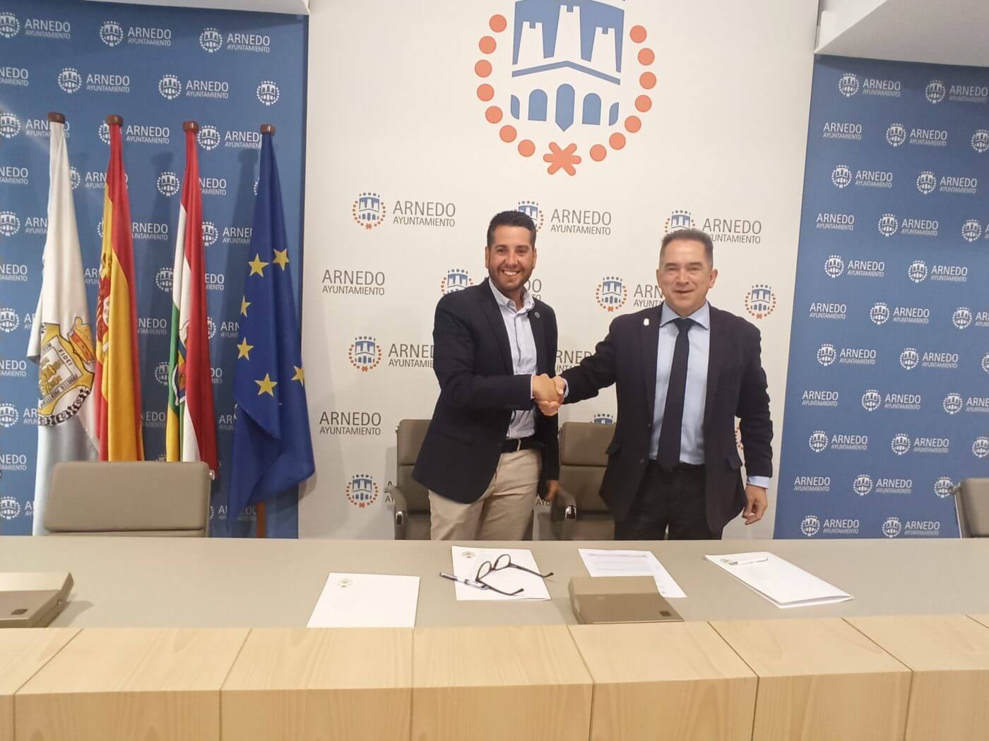 Lee más sobre el artículo García y Madorrán firman el convenio para financiar al 50% la renovación del césped artificial del campo de fútbol anexo de Arnedo