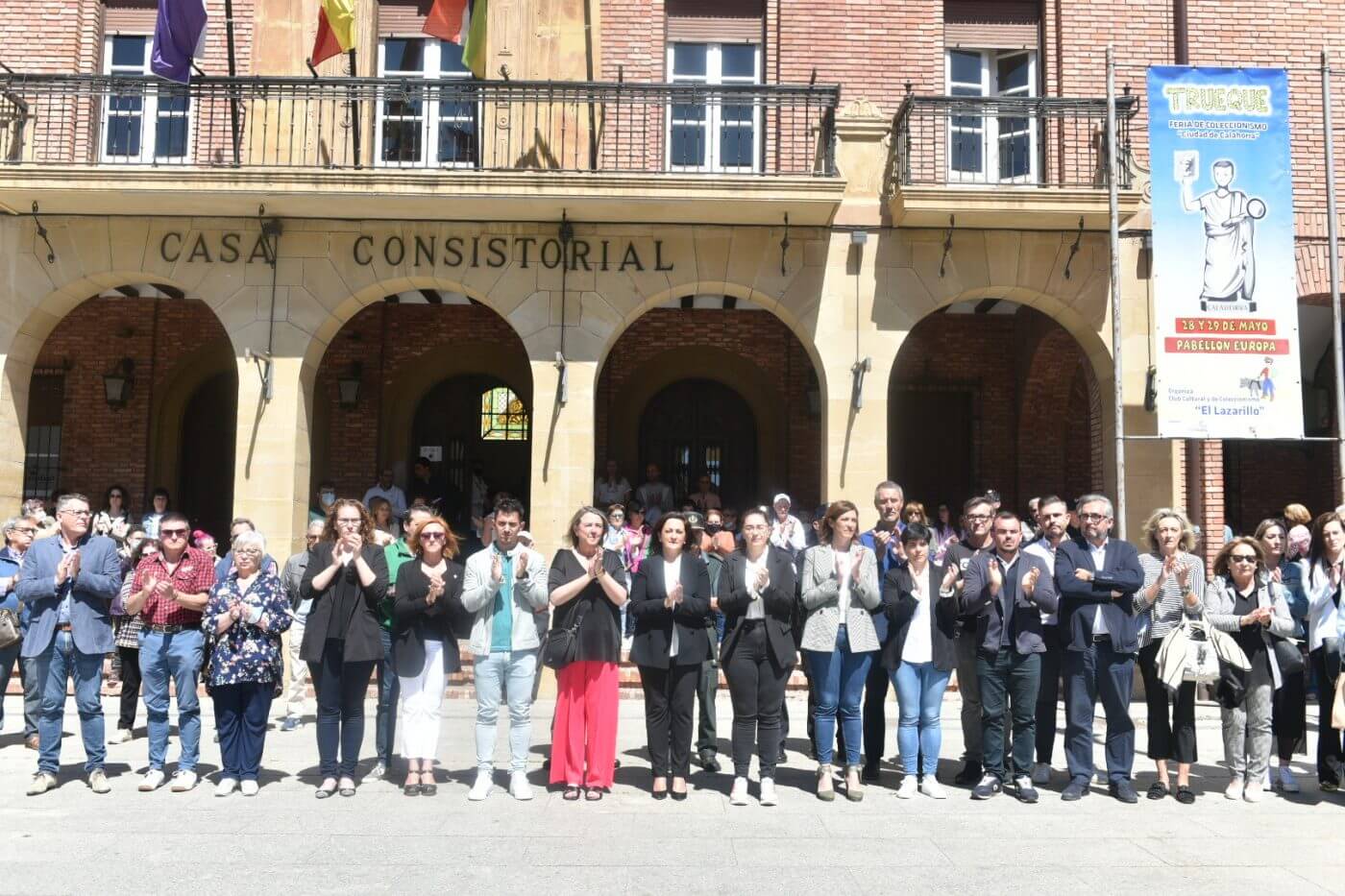 Lee más sobre el artículo Cientos de personas guardan un minuto de silencio en Calahorra en memoria de los dos trabajadores fallecidos ayer en la planta de biodiesel