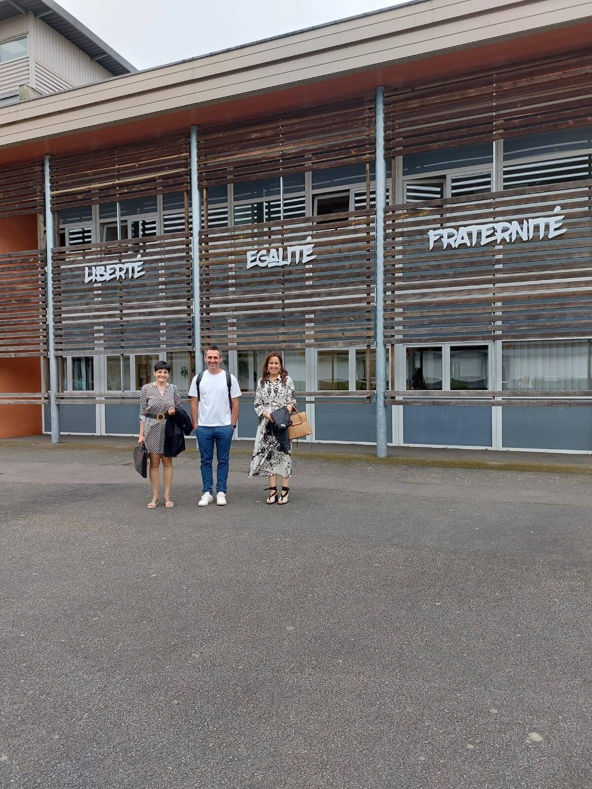 Lee más sobre el artículo Una delegación arnedana viaja a Parthenay para mantener encuentros con los centros educativos de la localidad francesa
