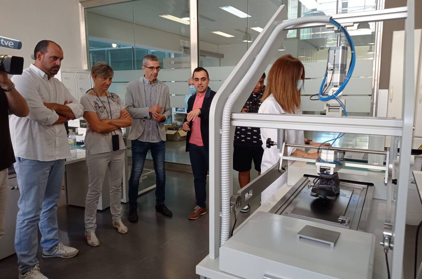 Lee más sobre el artículo ‘Rutas de la innovación’ visita el Centro Tecnológico del Calzado para dar a conocer su proyecto de investigación para la obtención de nuevos materiales financiado por el Gobierno regional