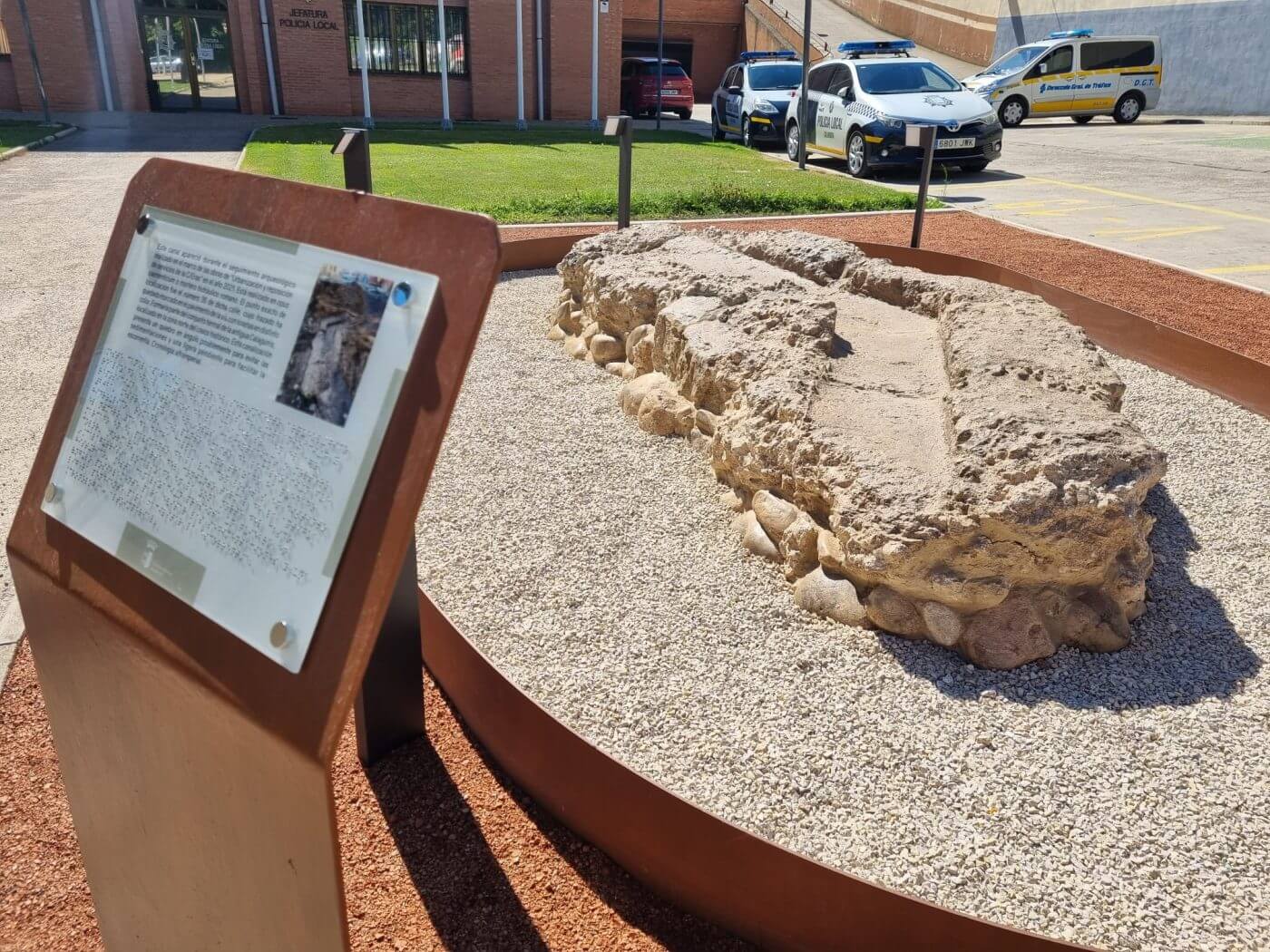 Lee más sobre el artículo El Ayuntamiento de Calahorra coloca en la plaza de Juan de Jesús María el canal romano aparecido en las excavaciones de la calle Eras