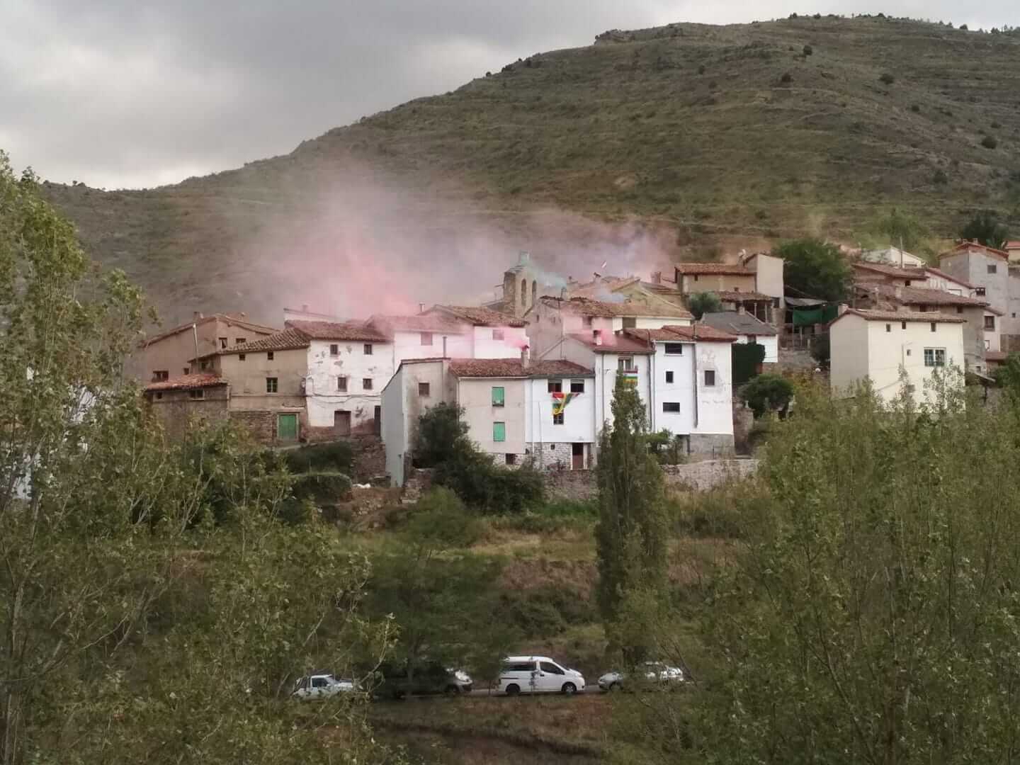 Lee más sobre el artículo La aldea de Peroblasco recupera este sábado 30 de julio su colorista y reivindicativa «Fiesta del Humo»