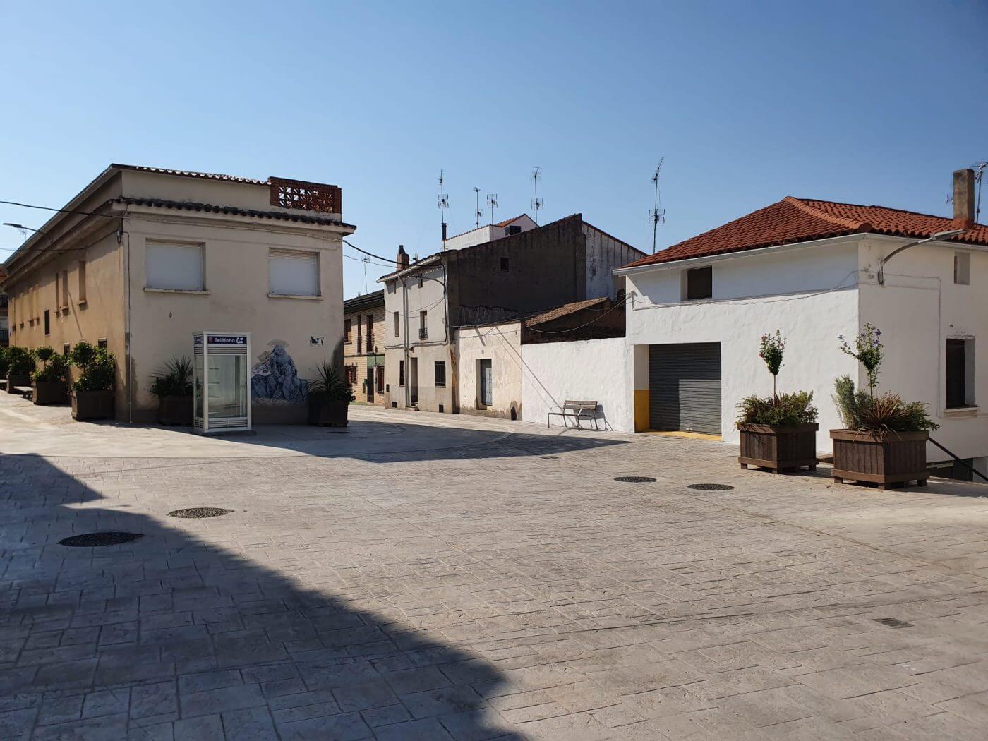 Lee más sobre el artículo Pradejón inaugura un nuevo punto fijo de lectura, en una antigua cabina de teléfonos, en la plaza del Guarderío