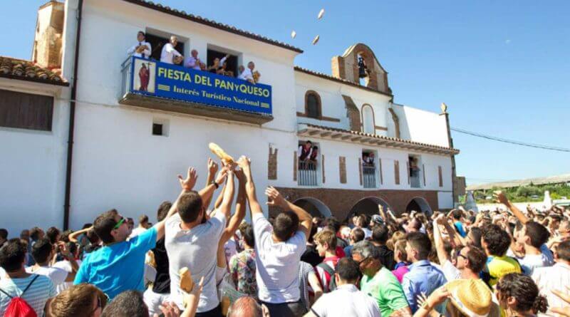 Lee más sobre el artículo La Cofradía del Pan y Queso de Quel repartirá el sábado 2.500 panes y 3.000 raciones de queso que se volverán a lanzar desde los balcones de la Ermita