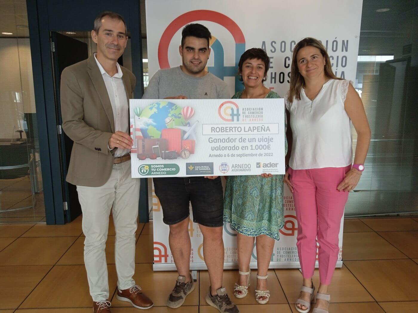Lee más sobre el artículo Roberto Lapeña gana el viaje de 1.000 euros sorteado por la Asociación de Comercio y Hostelería de Arnedo a través de somostucomercio.com