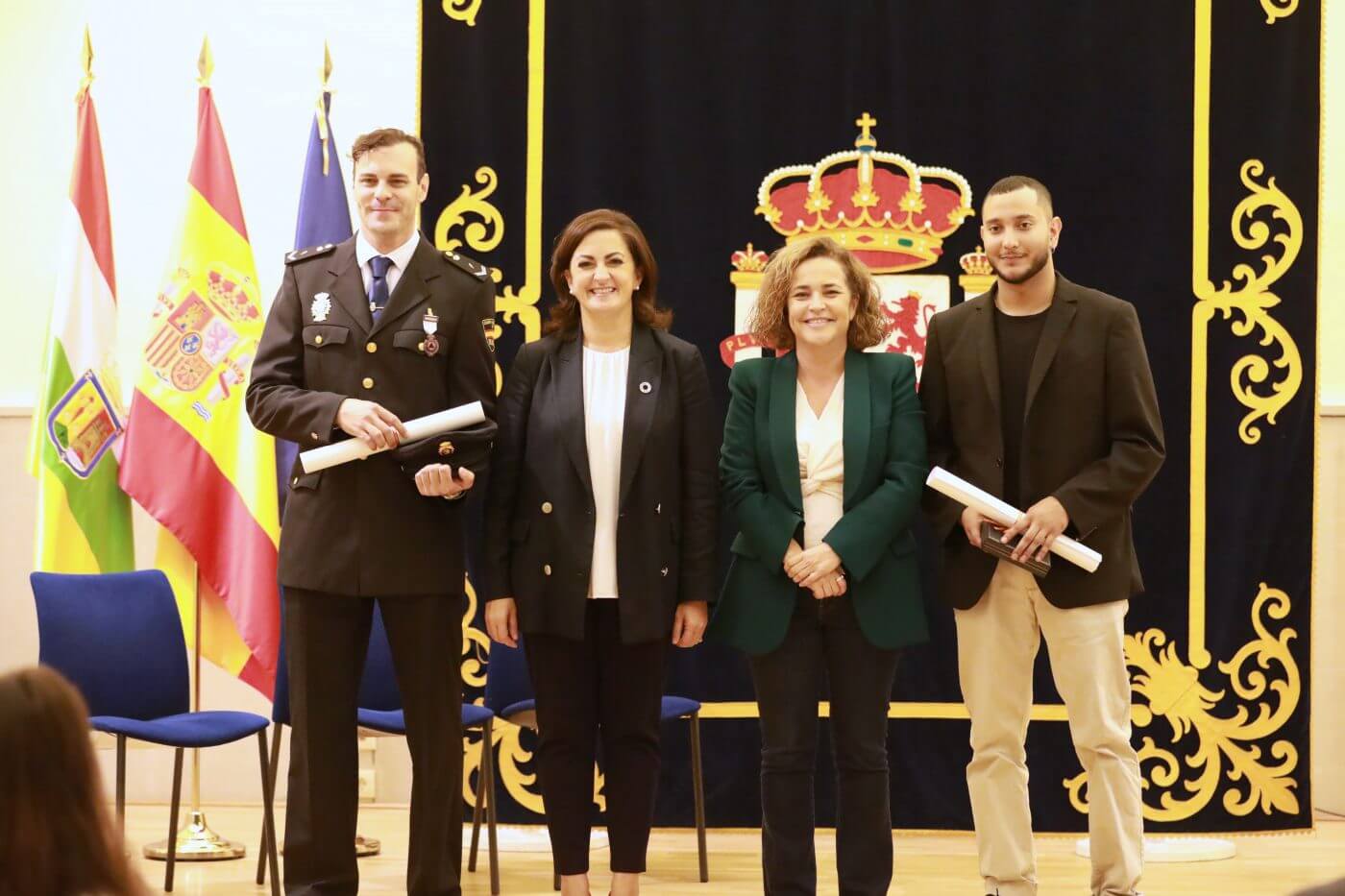 Lee más sobre el artículo El agente David Redondo y el joven calagurritano Juan Camilo Medina reciben las Medallas al Mérito de la Protección Civil del año 2021 en La Rioja