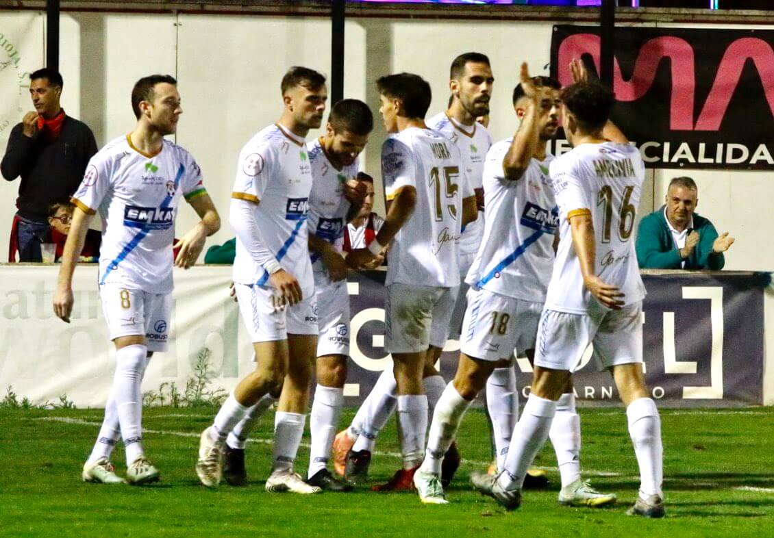 Lee más sobre el artículo El CD Arnedo de 2ª RFEF jugará el sábado 8 de octubre contra el Multivera, tras perder por 1 a 2 en ‘Sendero’ ante el AD San Juán