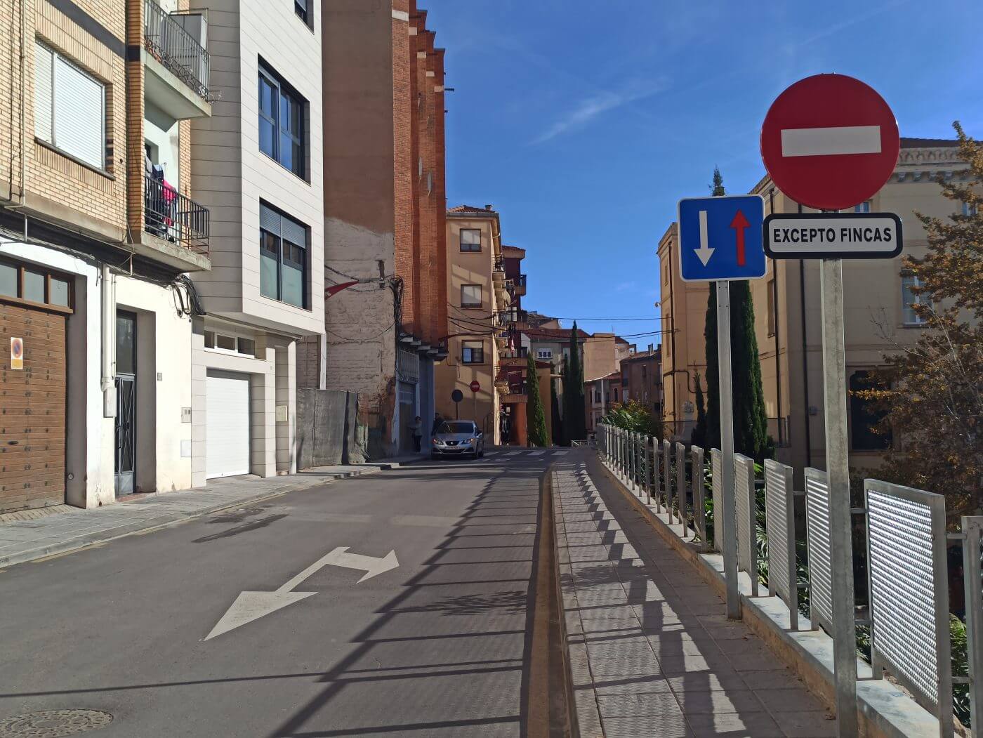 Lee más sobre el artículo El tramo de la calle Carrera entre Campanario y Tenerías pasa a ser de doble dirección para facilitar el acceso a los garajes de la zona