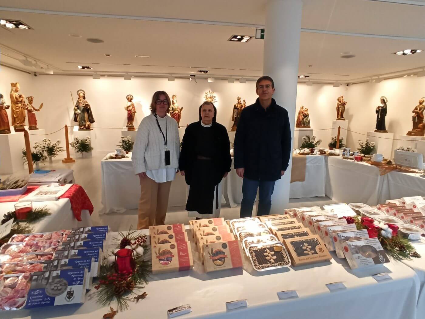 Lee más sobre el artículo El Centro Fundación Cajarioja de Arnedo acoge una exposición de productos del Monasterio de Vico y a todas las tallas de las Cofradías arnedanas