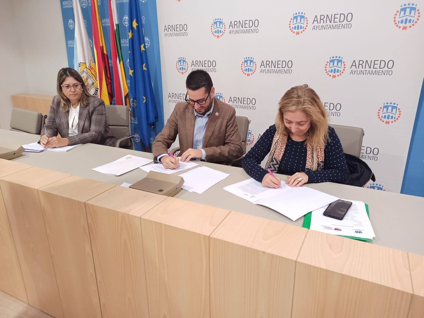 Lee más sobre el artículo El Ayuntamiento de Arnedo y la Red Vecinal contra la Violencia de Género renuevan su convenio y organizan actividades para el 25-N