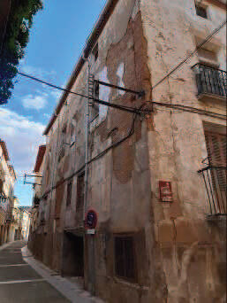 Lee más sobre el artículo Los trabajos de derribo del edificio de la calle Pedro Gutiérrez de Calahorra obligan a cortar el tráfico en la calle Enramada