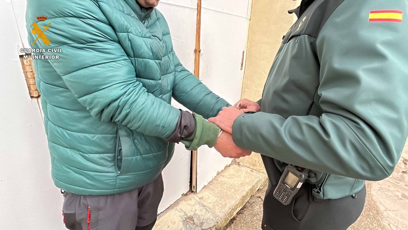Lee más sobre el artículo Once detenidos tras el desmantelamiento de una fábrica clandestina de tabaco en el polígono Tambarría de Alfaro