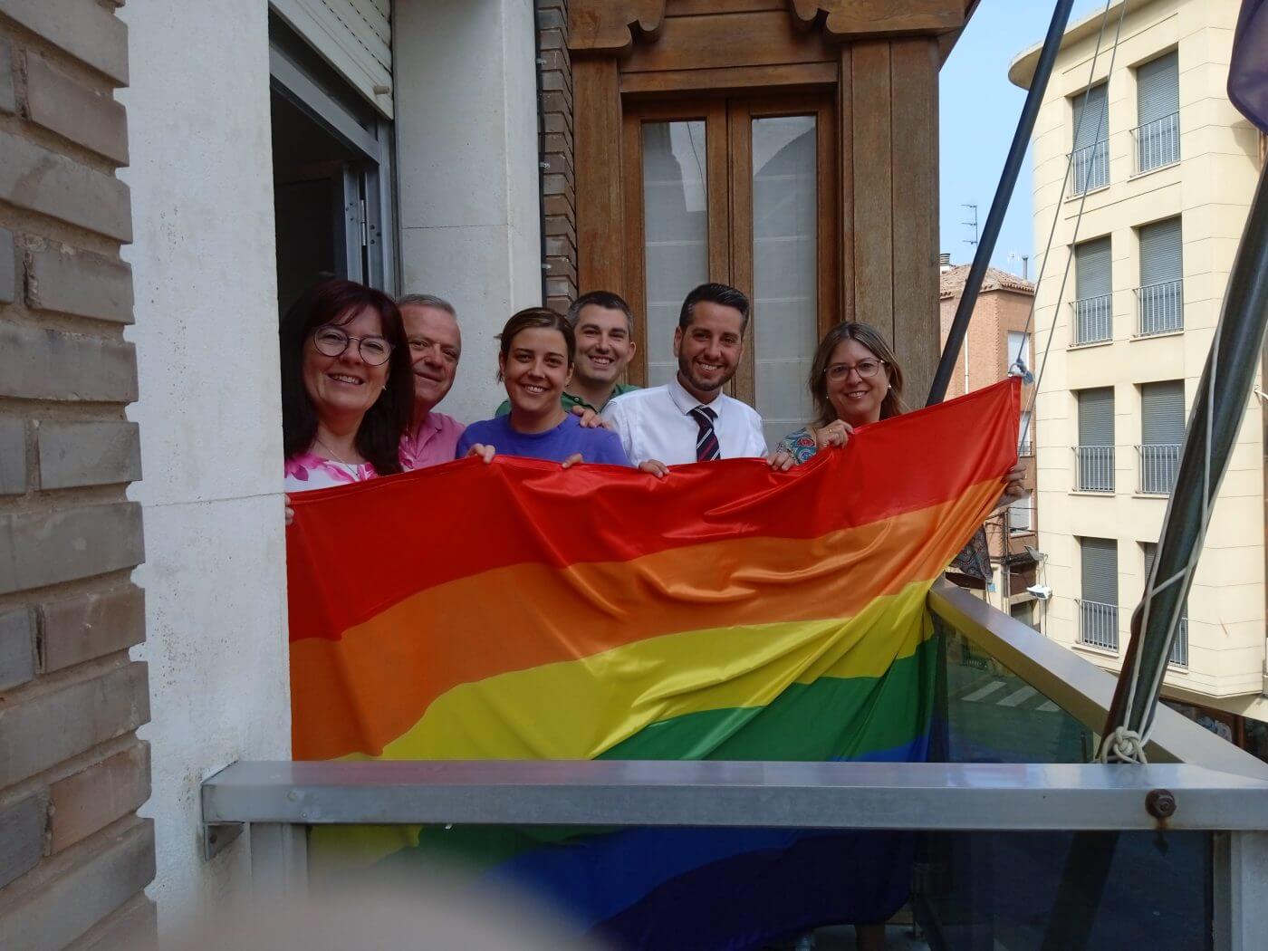 Lee más sobre el artículo El ayuntamiento de Arnedo iza en uno de sus balcones la bandera LGTBI