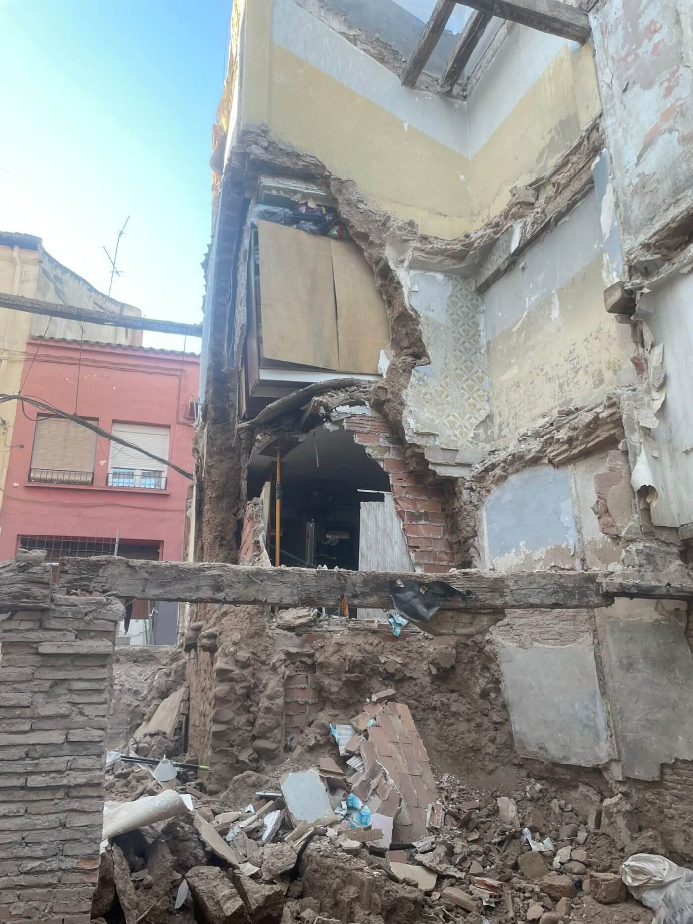 Lee más sobre el artículo Comienzan en Calahorra los trabajos de derribo del edificio número 18 de la calle San Andrés, afectado por un derrumbe parcial