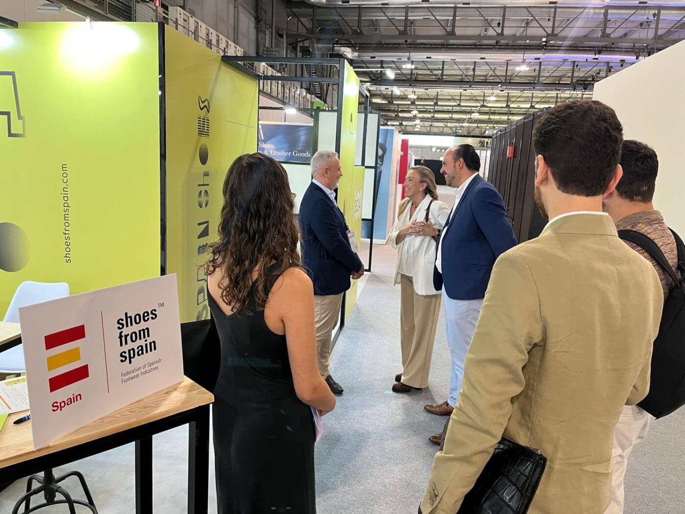 Lee más sobre el artículo La consejera Belinda León visita la Feria Internacional de Calzado de Milán, en la que participan 14 empresas riojanas