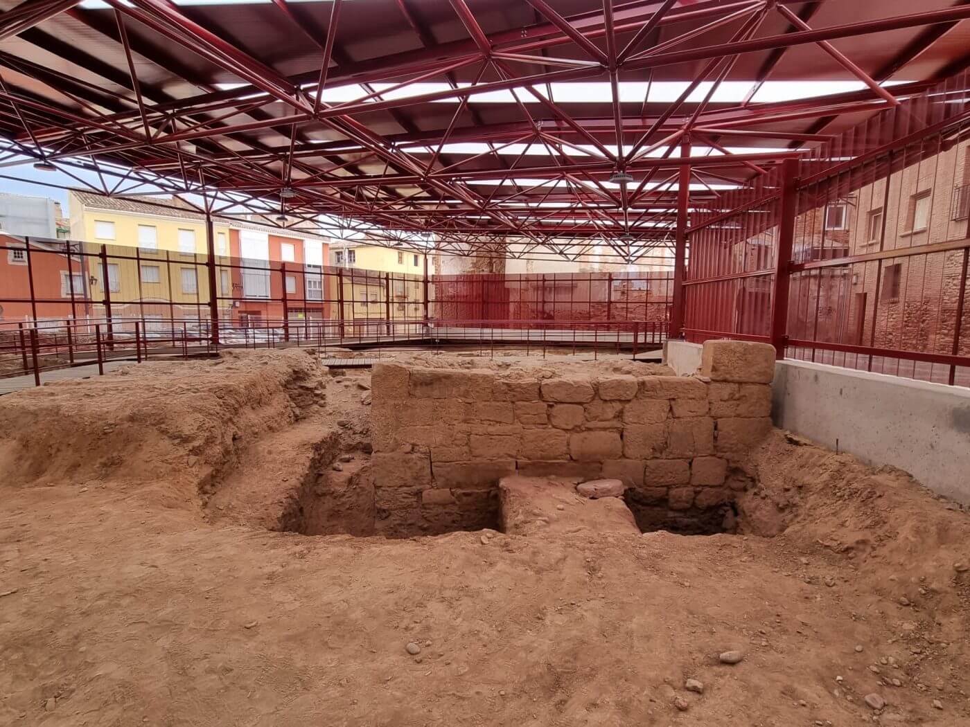 Lee más sobre el artículo El Ayuntamiento de Calahorra recibe las obras de puesta en valor y cubrición del yacimiento arqueológico de «Las Medranas»