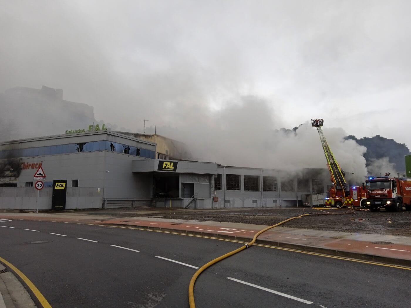 Lee más sobre el artículo Un incendio calcina por completo la empresa de Calzados Fal, fundada hace casi 60 años