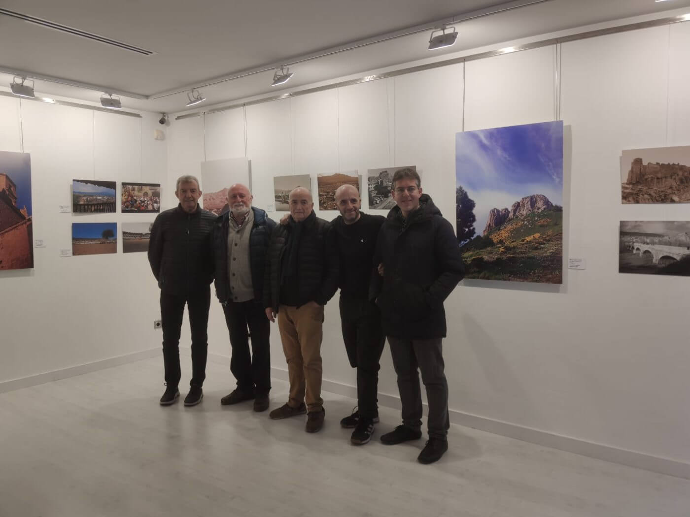 Lee más sobre el artículo El Centro Fundación Cajarioja de Arnedo acoge la exposición fotográfica «Los calendarios de Gráficas Isasa» por su 60 aniversario y a beneficio de Cáritas