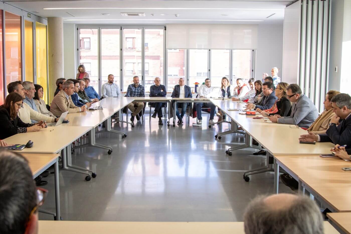 Lee más sobre el artículo El Gobierno de La Rioja ofrece a los empresarios de Calahorra respaldo financiero para impulsar proyectos en el polígono El Recuenco