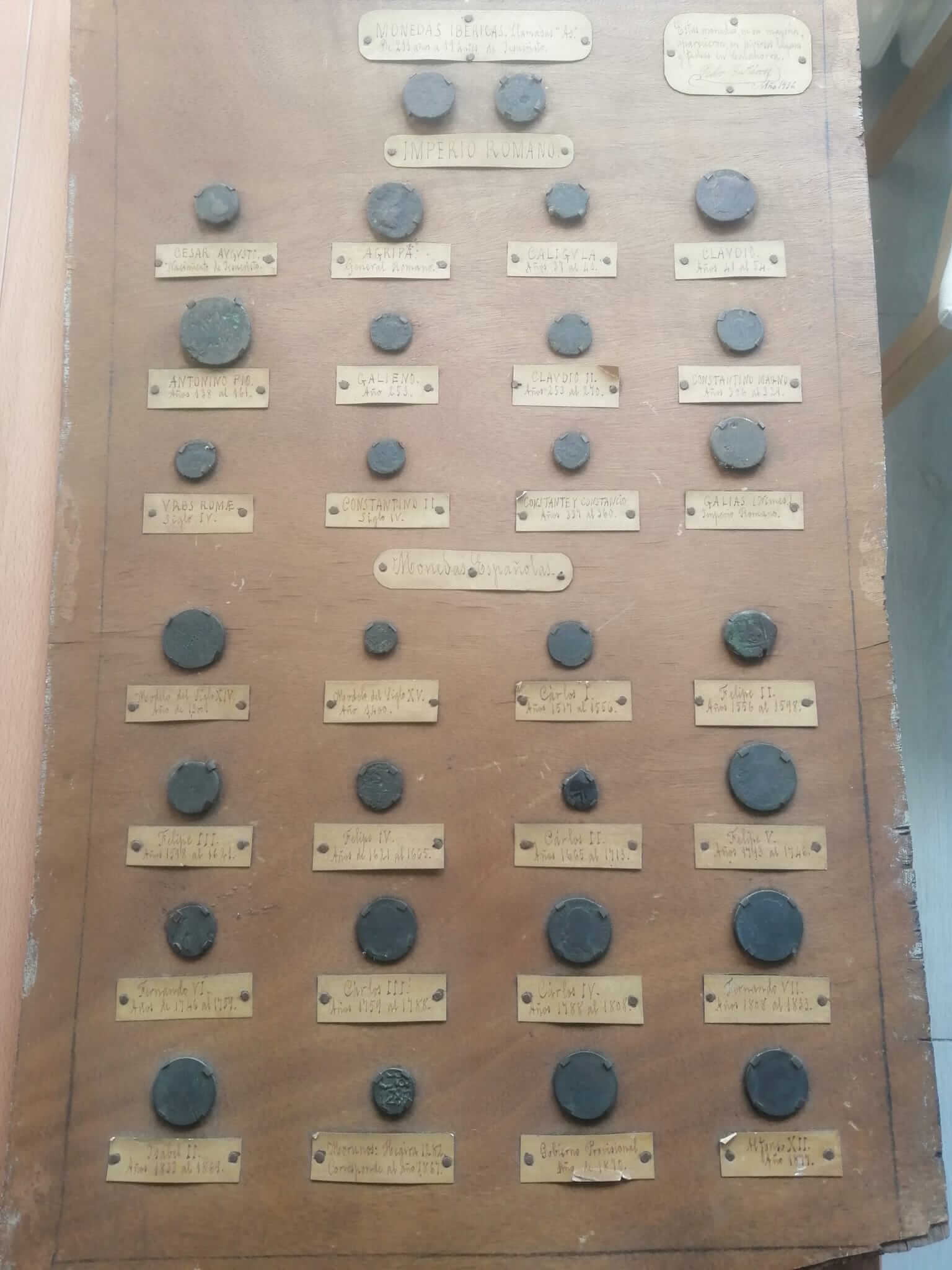 Lee más sobre el artículo El Museo de la Romanización de Calahorra recibe la donación de 30 monedas de los herederos de Antonio Martín Pérez, alcalde de la ciudad entre 1939 y 1955