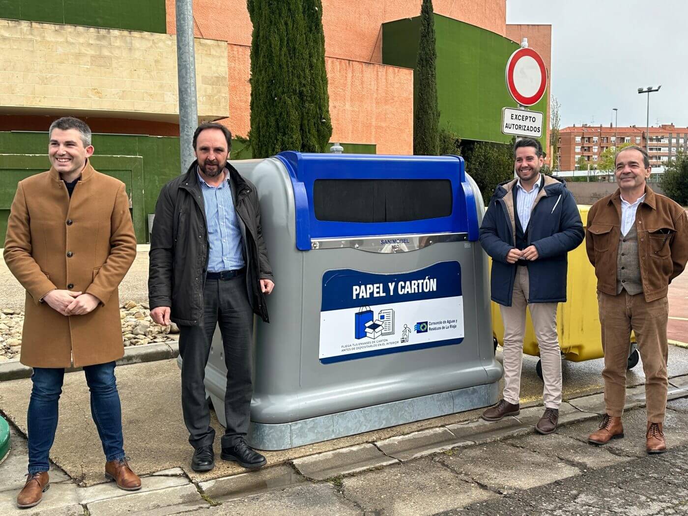 Lee más sobre el artículo El Consorcio de Aguas y Residuos de La Rioja continúa la renovación del parque de contenedores con la sustitución de 60 de papel y cartón en Arnedo
