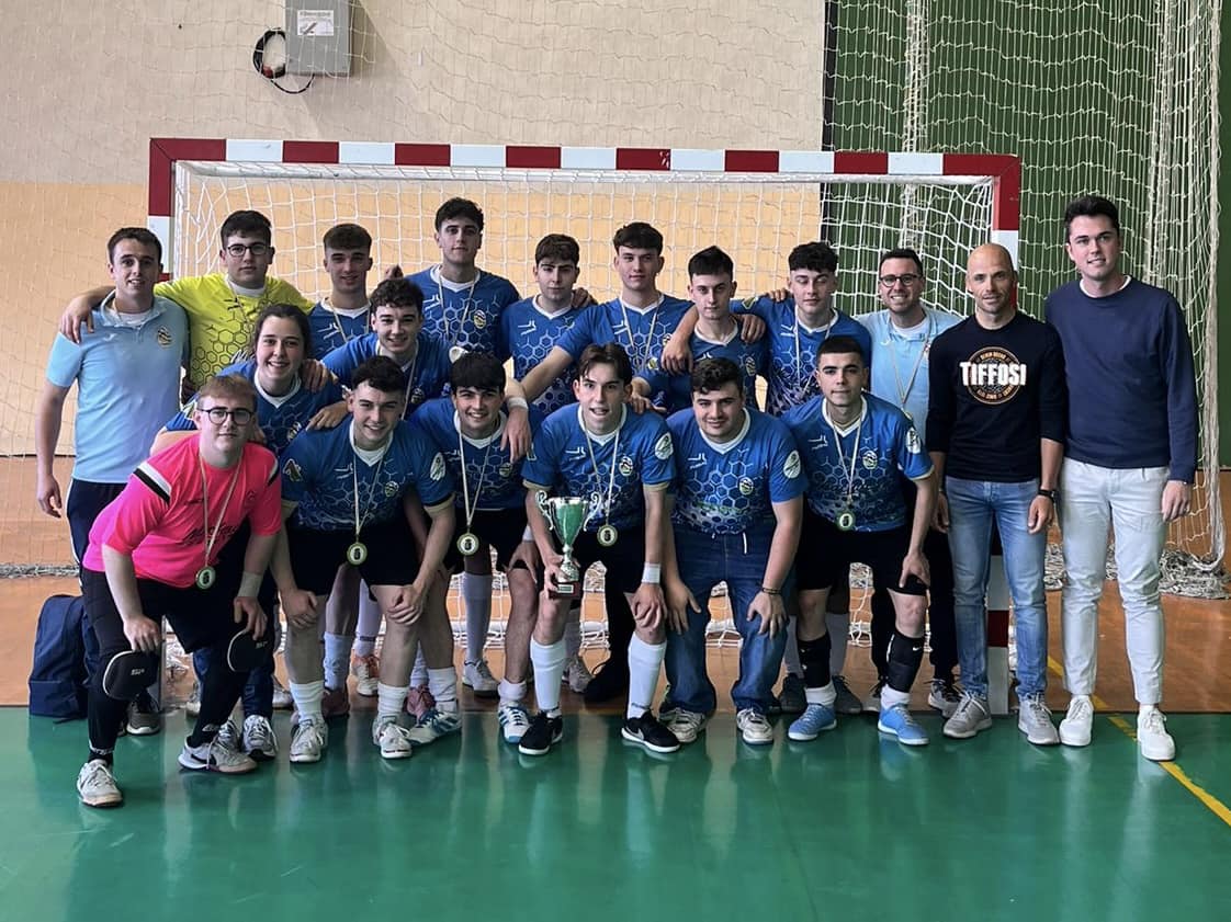 Lee más sobre el artículo Los equipos del Juvenil Territorial e Infantil A Mixto del CD Camino Cienta de fútbol sala de Arnedo reciben los trofeos de campeones de liga