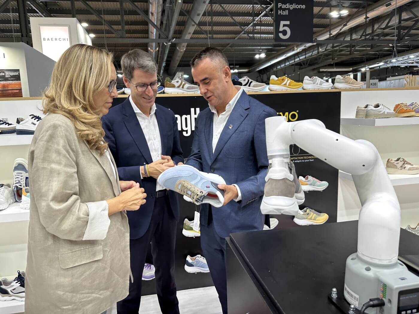 Lee más sobre el artículo Capellán destaca la innovación, calidad y vocación exportadora del sector del calzado riojano en su visita a la feria de Milán, en la que participan 16 empresas riojanas