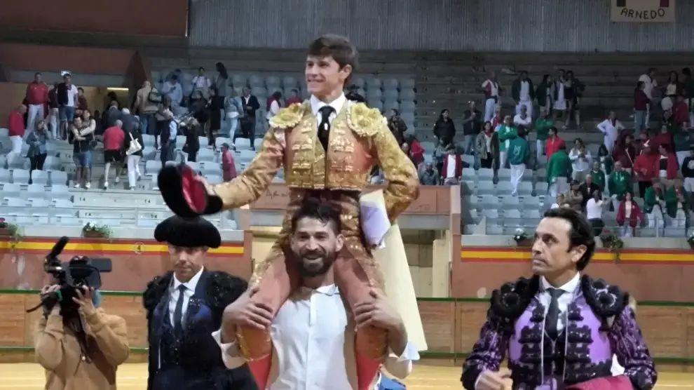 Lee más sobre el artículo El novillero aragonés Aarón Palacio se lleva el ‘Zapato de Oro’ de la XLIX Feria de novilladas de Arnedo