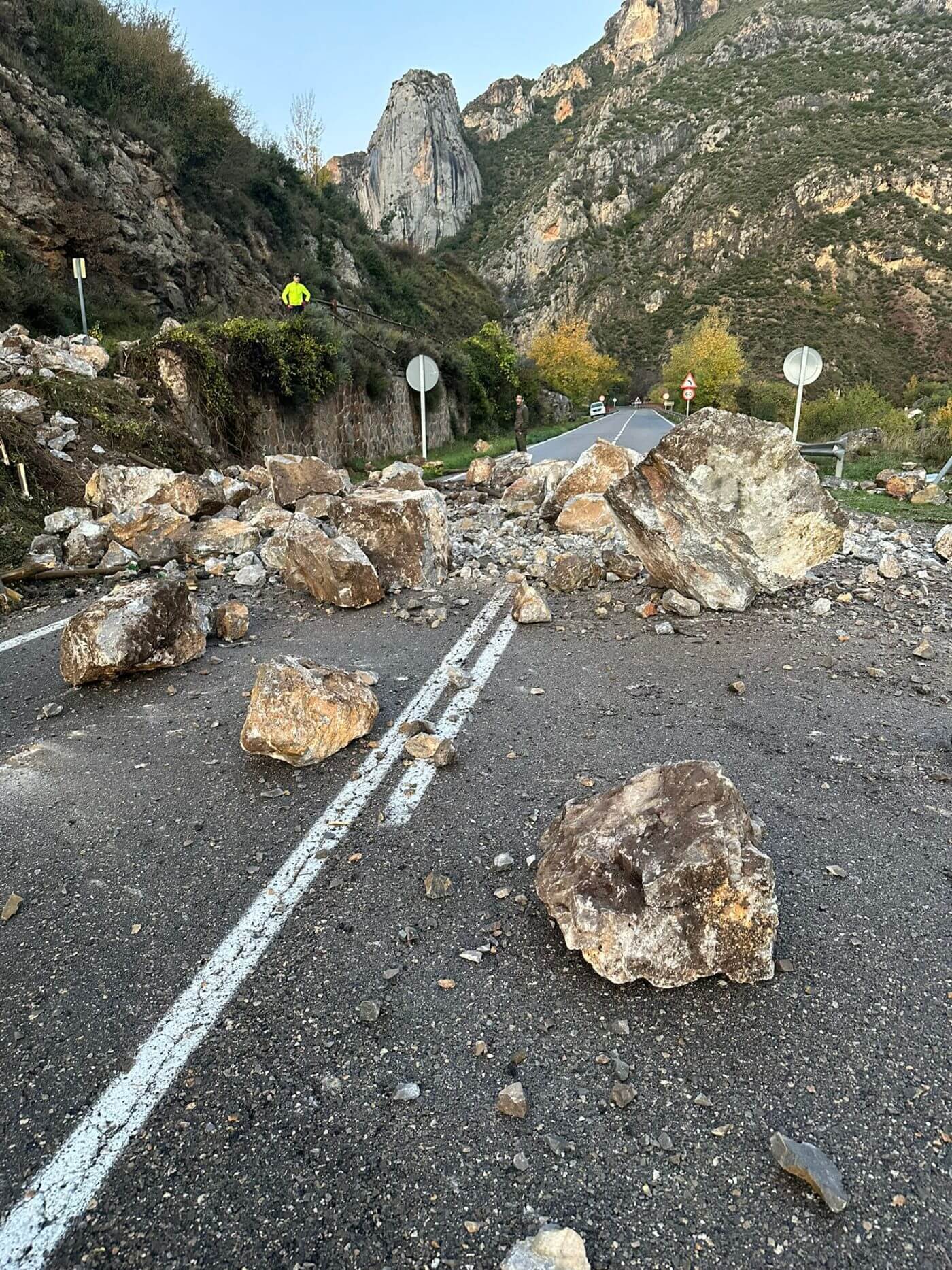 Lee más sobre el artículo El Gobierno de La Rioja estudia si es preciso intervenir en la ladera de Arnedillo tras el desprendimiento del pasado 1 de noviembre