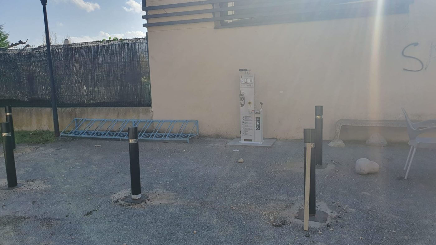 Lee más sobre el artículo Herce instala una estación de reparación de bicicletas junta a la vía verde