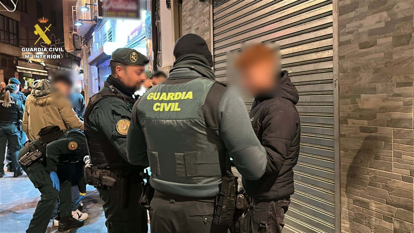 Lee más sobre el artículo La Guardia Civil levanta cuatro actas por posesión de marihuana y hachís en Arnedo dentro de un operativo contra el tráfico minorista y consumo de drogas en locales de ocio