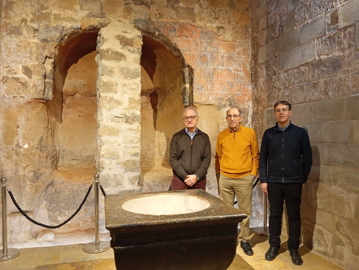 Lee más sobre el artículo Urbano Espinosa visita la capilla rupestre origen del actual templo de Santo Tomás de Arnedo