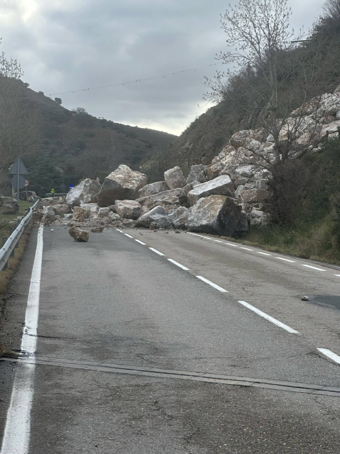 Lee más sobre el artículo Varios drones sobrevuelan en Arnedillo la ladera en la que ayer hubo el desprendimiento de rocas, que continúa cortando la LR-115