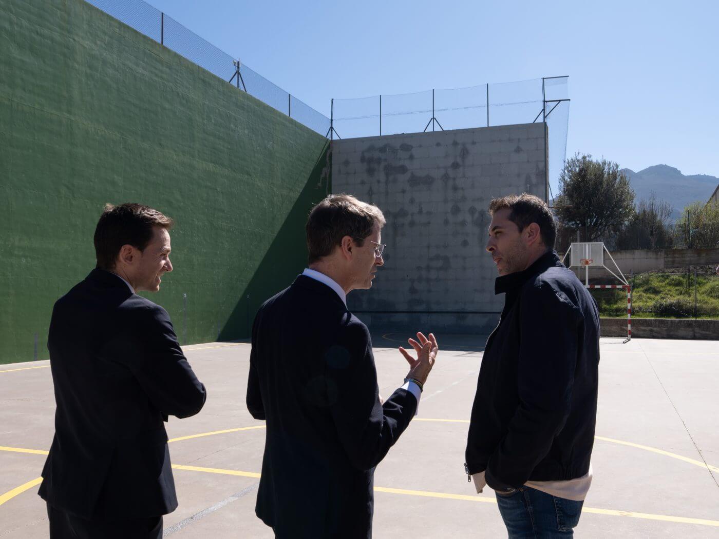 Lee más sobre el artículo Capellán subraya el impacto positivo que tendrá para la actividad social y deportiva de Préjano la transformación del frontón en un espacio de ocio y convivencia