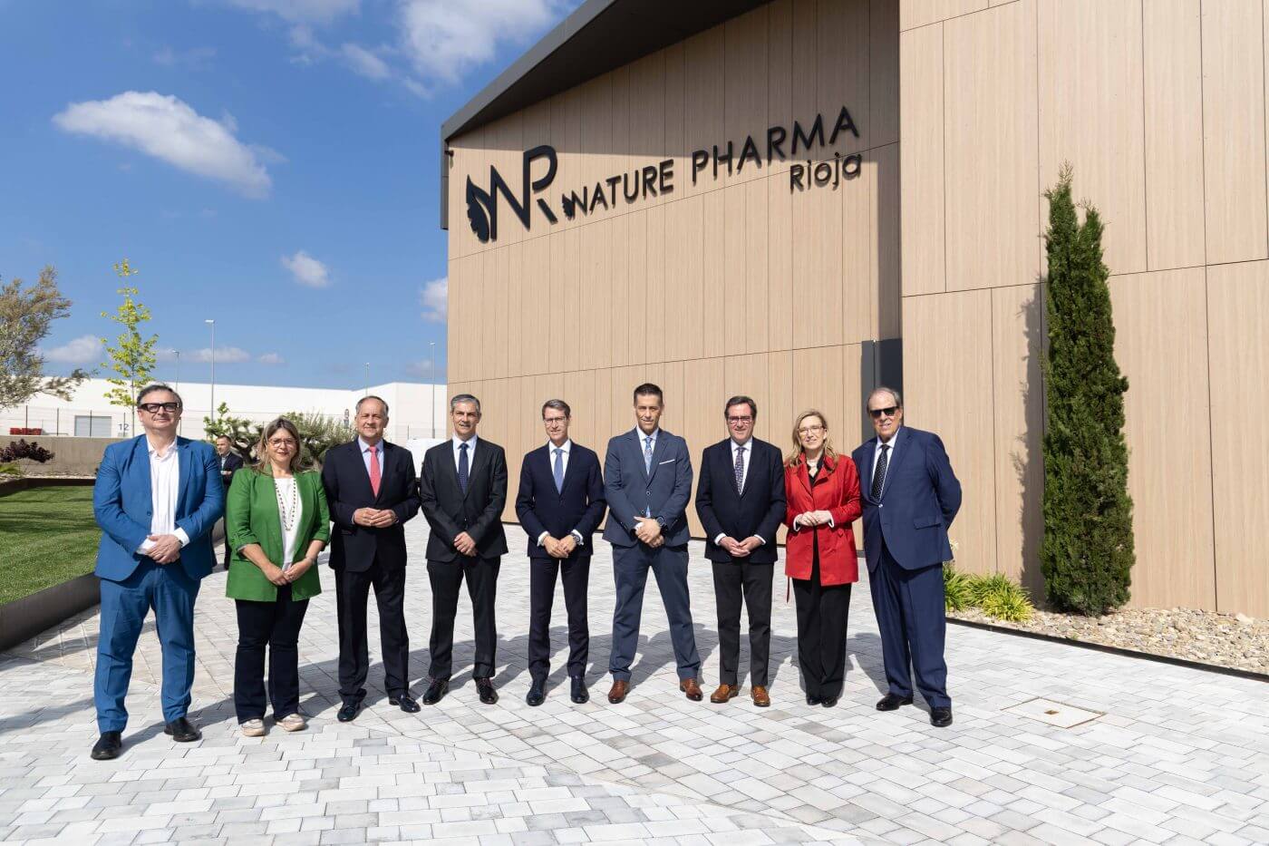 Lee más sobre el artículo La empresa Rioja Nature Pharma inaugura su nueva sede en el polígono La Maja de Arnedo, en la que trabajan casi 300 personas