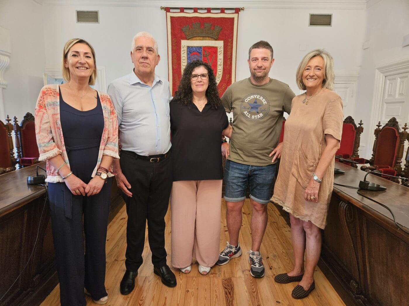 Lee más sobre el artículo El Ayuntamiento de Calahorra reconoce a Javier Hueto y al grupo de danzas Coletores como «Calagurritanos de Honor 2025»