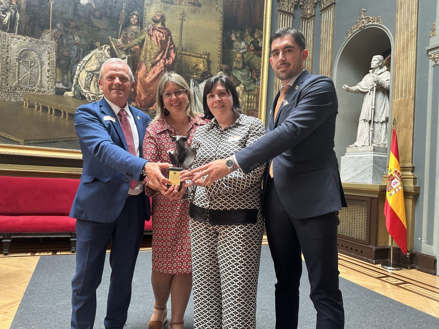 Lee más sobre el artículo El trofeo «Zapato de Oro» de Arnedo, premiado en el Senado por su contribución a la tauromaquia