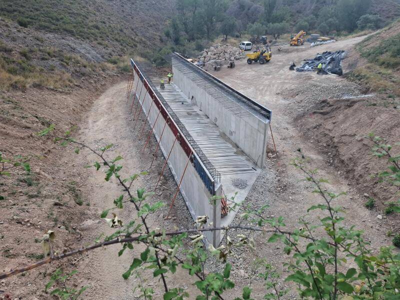 Lee más sobre el artículo Avanzan las obras de mejora puntual del trazado de la carretera LR-385 en Grávalos