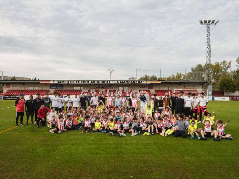 Lee más sobre el artículo El campo municipal de fútbol de Autol estrena la renovación de su césped artificial