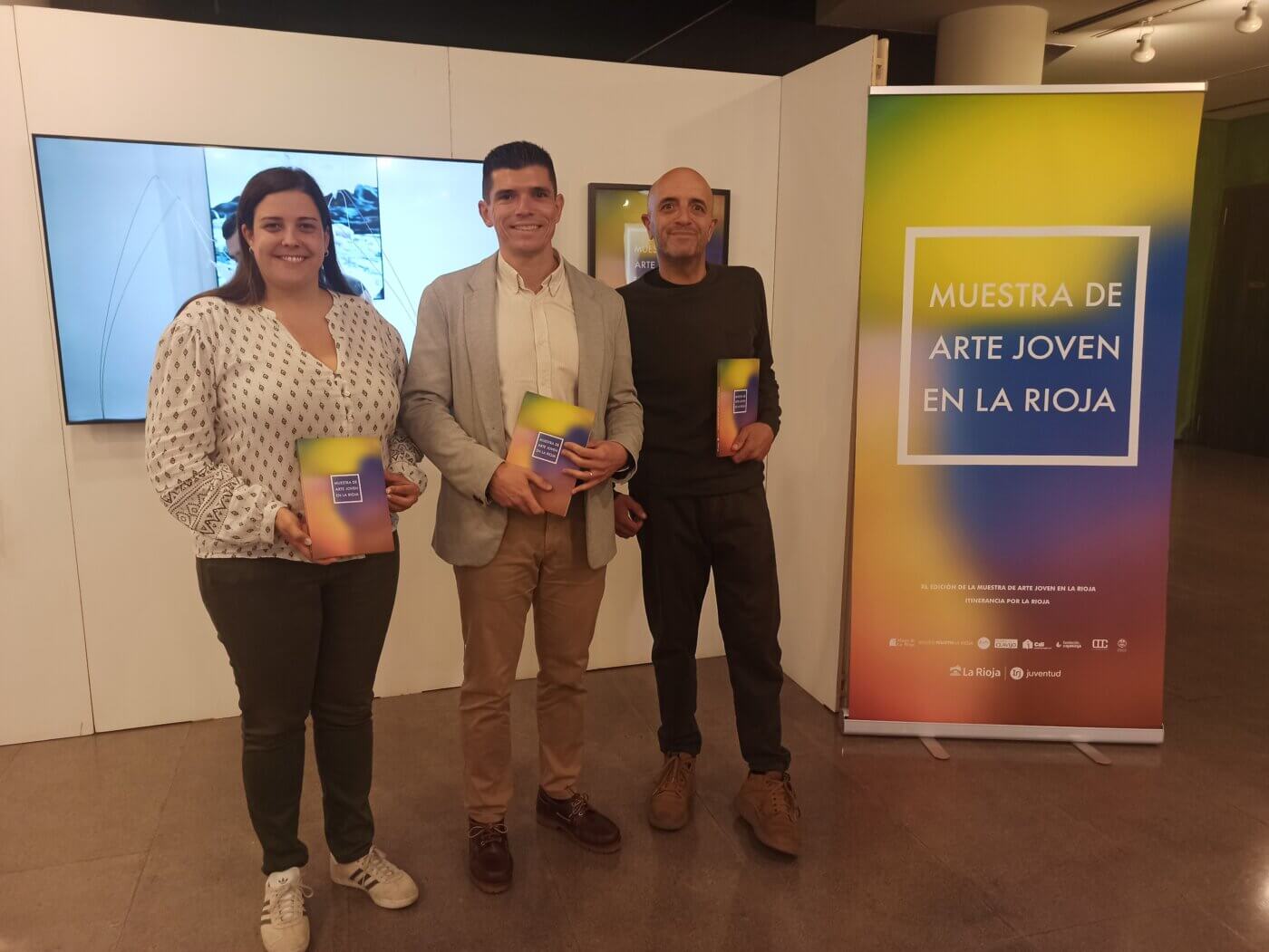 Lee más sobre el artículo La muestra itinerante de Arte Joven en La Rioja se exhibe en el Teatro Cervantes de Arnedo coincidiendo con el festival de cine «Octubre Corto»