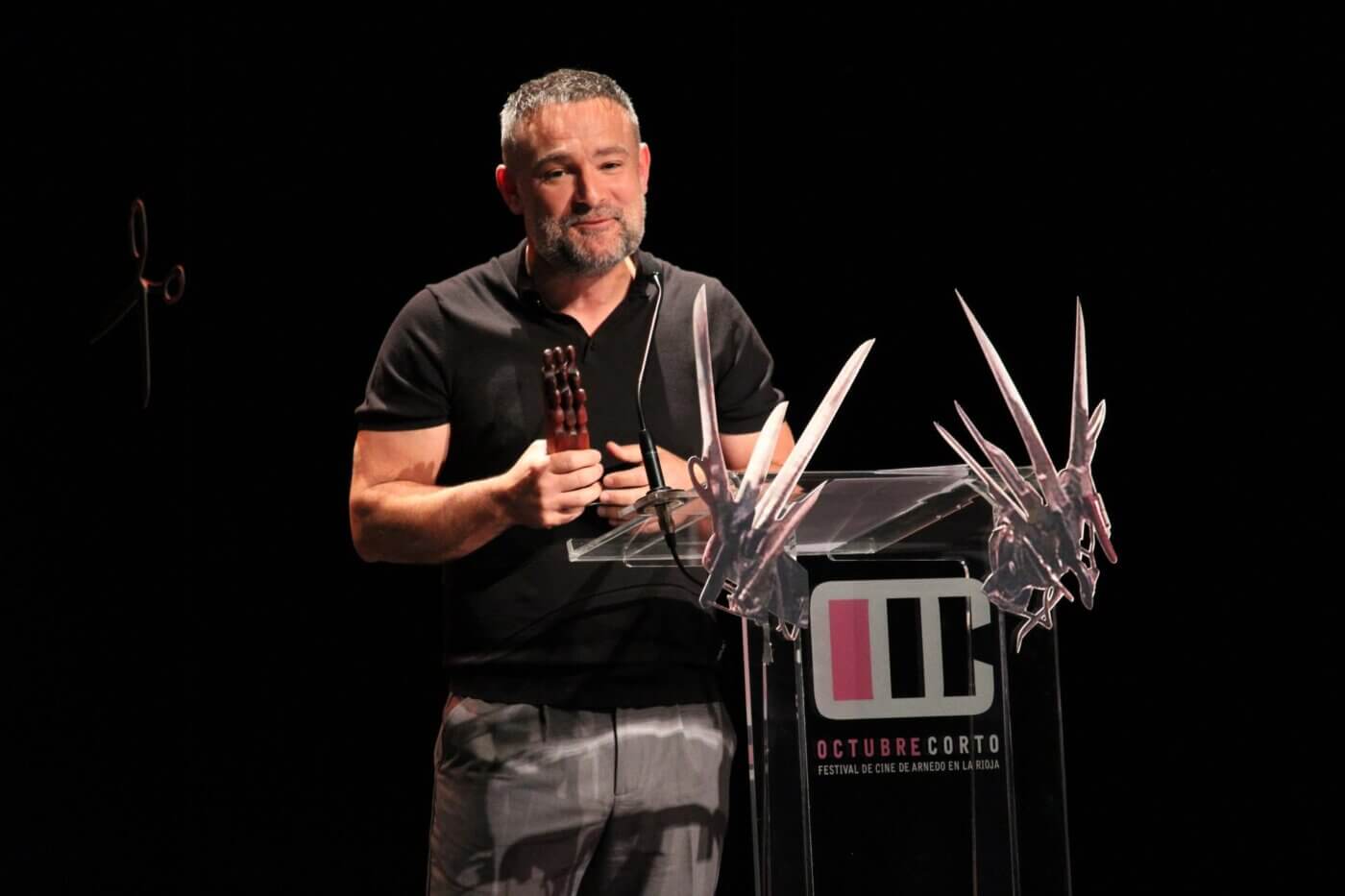 Lee más sobre el artículo Urko Olazabal recibe el premio «Ciudad de Arnedo» en el 27º festival de cine «Octubre Corto»